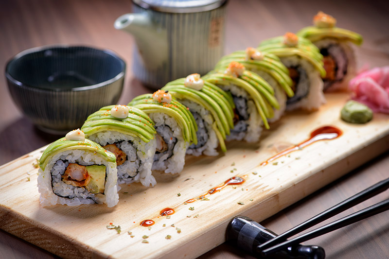 Närbild på en tallrik med sushi